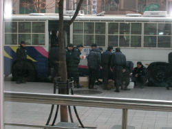 <“밥차!” 오후 3시, 때 이른 저녁을 먹는 전경> 